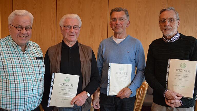 Rhönklub-Präsident Jürgen Reinhardt (von links) zeichnete Klaus Weiß und Robert Lara für besondere Verdienste mit dem Goldenen Klubabzeichen aus, das Grüne Band der Rhön verlieh er an Reiner Theßmann. Rhönklub-Präsident Jürgen Reinhardt (von links) zeichnete Klaus Weiß und Robert Lara für besondere Verdienste mit dem Goldenen Klubabzeichen aus, das Grüne Band der Rhön verlieh er an Reiner Theßmann.