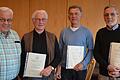 Rhönklub-Präsident Jürgen Reinhardt (von links) zeichnete Klaus Weiß und Robert Lara für besondere Verdienste mit dem Goldenen Klubabzeichen aus, das Grüne Band der Rhön verlieh er an Reiner Theßmann.