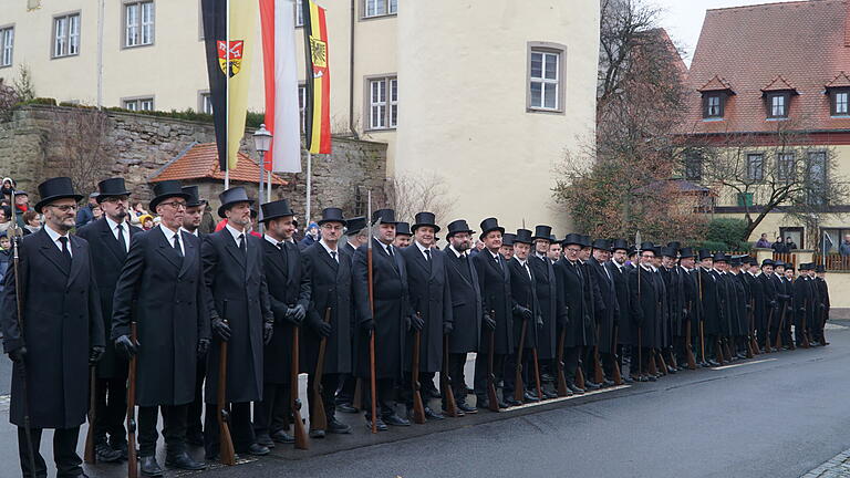 Mit der Aufstellung der Oberschwarzacher Bürgerwehr auf dem Marktplatz beginnt der Sebastiani-Tag. Mit der Aufstellung der Oberschwarzacher Bürgerwehr auf dem Marktplatz beginnt der Sebastiani-Tag.