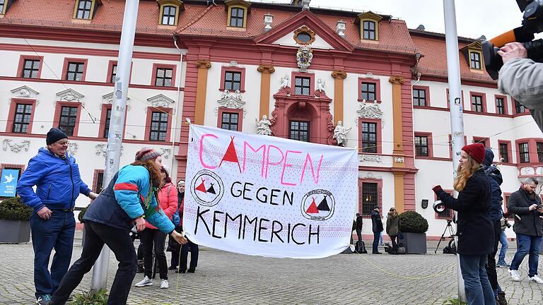 'Campen gegen Kemmerich': Demonstranten vor der Staatskanzlei in Erfurt. 'Campen gegen Kemmerich': Demonstranten vor der Staatskanzlei in Erfurt. 