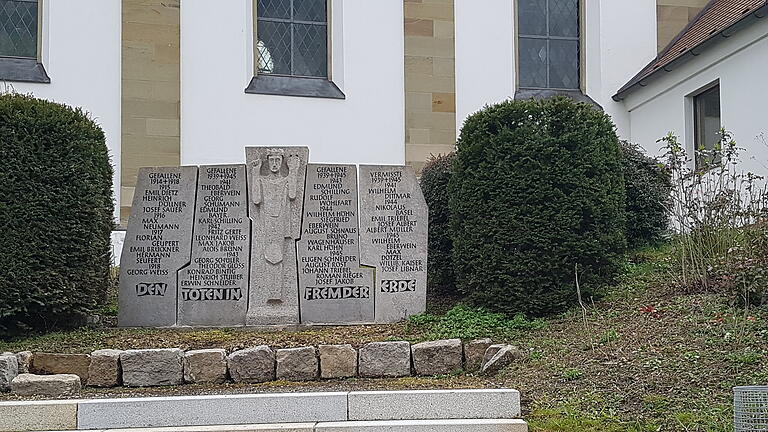Ohne häufig verwendete Martialität kommt die Gedenkstätte in Kleinsteinach aus. Ohne häufig verwendete Martialität kommt die Gedenkstätte in Kleinsteinach aus.