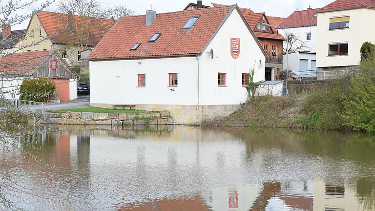 Nicht alle Bürger befürworten die Umgestaltung des alten Feuerwehrhauses in Salz zu einem Cafe´. Nicht alle Bürger befürworten die Umgestaltung des alten Feuerwehrhauses in Salz zu einem Cafe´.