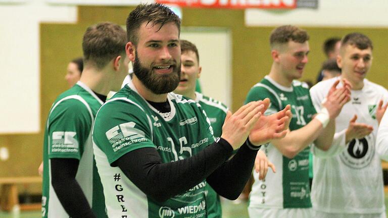 Marktstefts Christoph Wendel (vorne) applaudiert: Er war mit sechs Toren, davon drei Siebenmeter der erfolgreichste Werfer seiner Mannschaft im Landesliga-Heimspiel gegen Rödental. Marktstefts Christoph Wendel (vorne) applaudiert: Er war mit sechs Toren, davon drei Siebenmeter der erfolgreichste Werfer seiner Mannschaft im Landesliga-Heimspiel gegen Rödental.