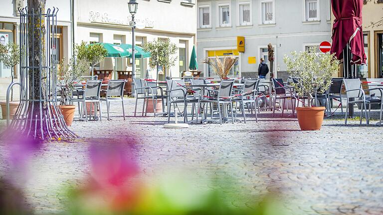 Der Frühling kommt, doch trotz des schönen Wetters ist an Außengastronomie auf dem Haßfurter Marktplatz nicht zu denken. Der Landkreis Haßberge hat derzeit eine Sieben-Tage-Inzidenz von über 250. Der Frühling kommt, doch trotz des schönen Wetters ist an Außengastronomie auf dem Haßfurter Marktplatz nicht zu denken. Der Landkreis Haßberge hat derzeit eine Sieben-Tage-Inzidenz von über 250.