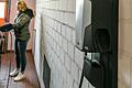 Bisher sind in Deutschland nur Wallboxen auf dem Markt, die vom Netz oder Haus zum Auto laden können, nicht umgekehrt. Autos aber könnten als mobile Stromspeicher das Stromnetz stützen.