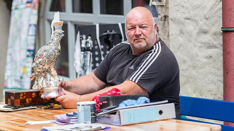 Der Pleitegeier war eines der ersten Wunder, die Marc Haselbach für seine Ochsenfurter Wunderkammer erhielt. Der Pleitegeier war eines der ersten Wunder, die Marc Haselbach für seine Ochsenfurter Wunderkammer erhielt.