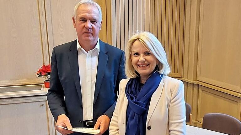 Verabschiedet: Kreiskämmerer Toni Orth geht in den Ruhestand, Landrätin Tamara Bischof bedankte sich bei dem Mann der Zahlen in der Kreistagssitzung für die geleistete Arbeit.