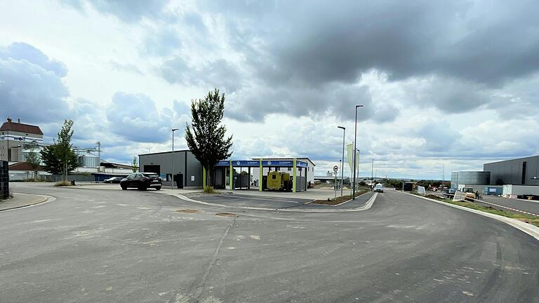 Die Erschließung des Industriegebiets ist abgeschlossen und die Straße 'An der Mönchstockheimer Straße' nun durchgehend befahrbar. Rechts im Bild die nördliche Schleife, links die südliche Schleife und dazwischen der Waschpark, der im Mai 2016 als erster Betrieb hier eröffnete. Die Erschließung des Industriegebiets ist abgeschlossen und die Straße 'An der Mönchstockheimer Straße' nun durchgehend befahrbar. Rechts im Bild die nördliche Schleife, links die südliche Schleife und dazwischen der Waschpark, der im Mai 2016 als erster Betrieb hier eröffnete.
