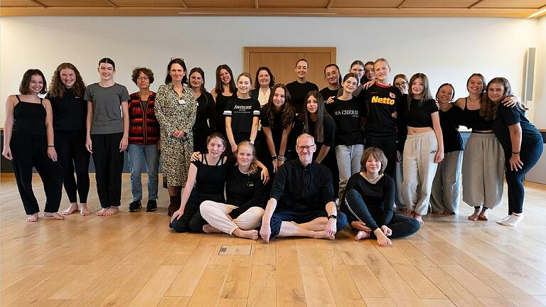 Gruppenbild der Tanzgruppe aus ganz Bayern mit Choreograph Alan Brooks, Referentin Dunja Müller und Pfarrerin Foldenauer. Gruppenbild der Tanzgruppe aus ganz Bayern mit Choreograph Alan Brooks, Referentin Dunja Müller und Pfarrerin Foldenauer.