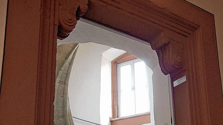 Wohin führt der Weg? Die Zukunft des Rügheimer Schüttbaus wird Thema von Gesprächen der Stadt Hofheim mit dem Bezirk im kommenden Jahr sein. Wohin führt der Weg? Die Zukunft des Rügheimer Schüttbaus wird Thema von Gesprächen der Stadt Hofheim mit dem Bezirk im kommenden Jahr sein.