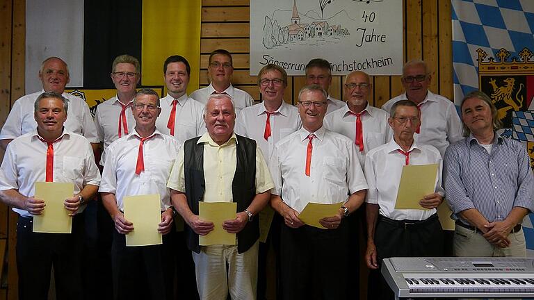 Langjährige Mitglieder der Sängerrunde Mönchstockheim wurden bei der Feier des Jubiläums ausgezeichnet. Im Blickpunkt des Abends standen: Peter Schanz (hinten von links), Hermann Helbig, Jürgen Makowski, Günther Horn, Anton Konrad, Günter Barth, Günter Gessner und Nikolaus Düring sowie Walter Hettrich (vorne von links), Bernhard Graber, Kurt Lehmann, Chorleiter Lorenz Makowski, Winfried Ort und Bürgermeister Jürgen Franz Schwab.