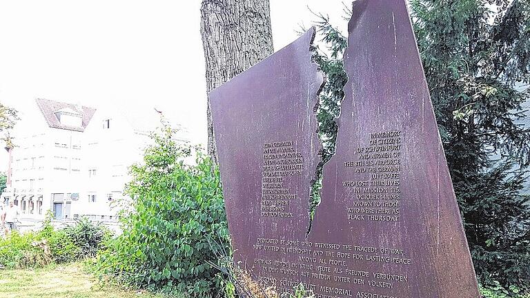 Das Mahnmal zum Gedenken an die Opfer der Bombardierung Schweinfurts im Zweiten Weltkrieg steht am Spitalseebunker und wurde 1998 aufgestellt. Das Mahnmal zum Gedenken an die Opfer der Bombardierung Schweinfurts im Zweiten Weltkrieg steht am Spitalseebunker und wurde 1998 aufgestellt.