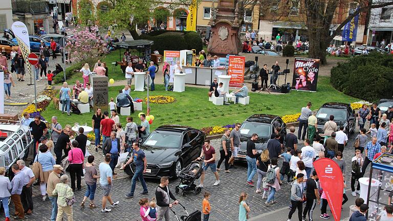 Wenn der Kitzinger Frühling mit Automeile am Sonntag, 14. April, wieder so gut besucht ist, wie auf diesem Bild aus dem vergangenen Jahr, dann sind die Händler, Unternehmer und der Kitzinger Stadtmarketingverein glücklich. Wenn der Kitzinger Frühling mit Automeile am Sonntag, 14. April, wieder so gut besucht ist, wie auf diesem Bild aus dem vergangenen Jahr, dann sind die Händler, Unternehmer und der Kitzinger Stadtmarketingverein glücklich.