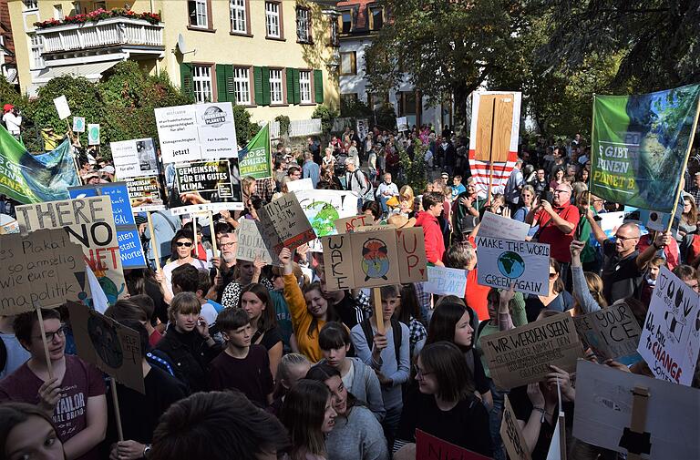 Rund 600 Leute - junge, mittelalte und alte - demonstrierten am Freitag in Lohr für mehr Klimaschutz. Unser Foto entstand bei der Schlusskundgebung in der städtischen Anlage. Rund 600 Leute - junge, mittelalte und alte - demonstrierten am Freitag in Lohr für mehr Klimaschutz. Unser Foto entstand bei der Schlusskundgebung in der städtischen Anlage.