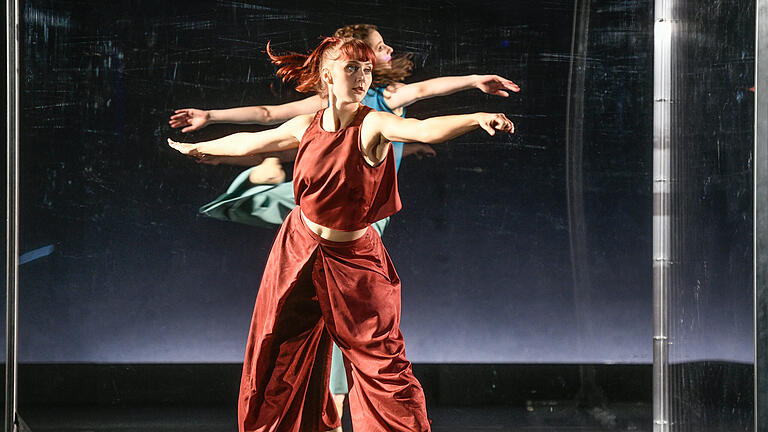 Im Mainfrankentheater führt das Tanzensemble die Insszenierung von Dominique Dumais 'So nah und doch so fern' auf. Die Vorstellungen finden in der Theaterfabrik Blaue Halle statt.