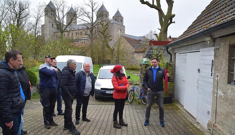 Beim großen Hochwasser 2021 wären Michael Lukacz (rechts), die Landtagsabgeordnete Barbara Becker und der Sprecher der Interessensgemeinschaft, Reinhard Klos (links), hier bis zur Hüfte im Wasser gestanden. Beim großen Hochwasser 2021 wären Michael Lukacz (rechts), die Landtagsabgeordnete Barbara Becker und der Sprecher der Interessensgemeinschaft, Reinhard Klos (links), hier bis zur Hüfte im Wasser gestanden.