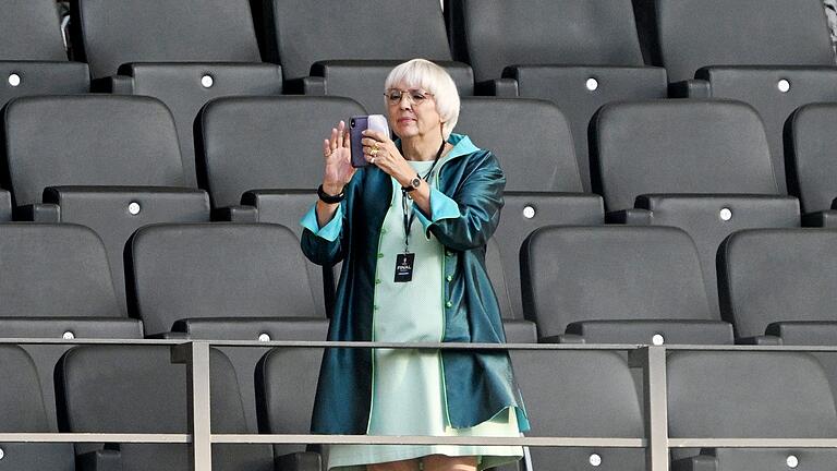Euro 2024: Spanien - England       -  Claudia Roth im Stadion - hier allerdings nicht bei Taylor Swift in München, sondern während der Fußball-EM im Olympiastadion Berlin (Archivfoto)