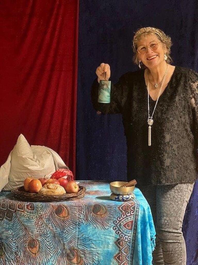 Märchenerzählerin Christine Schöll  begeisterte die Kinder im Bürgersaal mit 'Frau Holle' und anderen Märchen.