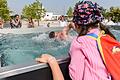 Beim Test der Gegenschwimmanlage auf dem Gelände der Landesgartenschau: LGS-Geschäftsführer Klaus Heuberger zeigt sich sportlich. Foto: Thomas Obermeier