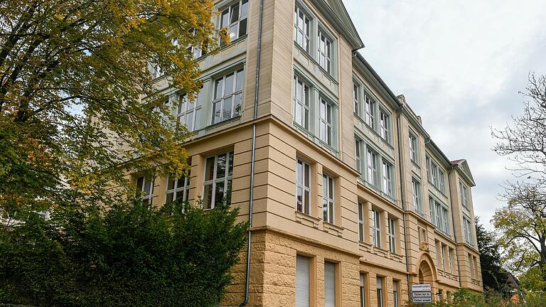 Die Pestalozzi Mittelschule in Grombühl ist eine von mehreren Mittelschulen in Würzburg. Über ihre Zusammenlegung hat der Stadtrat jetzt wieder beraten und beschlossen. Die Pestalozzi Mittelschule in Grombühl ist eine von mehreren Mittelschulen in Würzburg. Über ihre Zusammenlegung hat der Stadtrat jetzt wieder beraten und beschlossen.