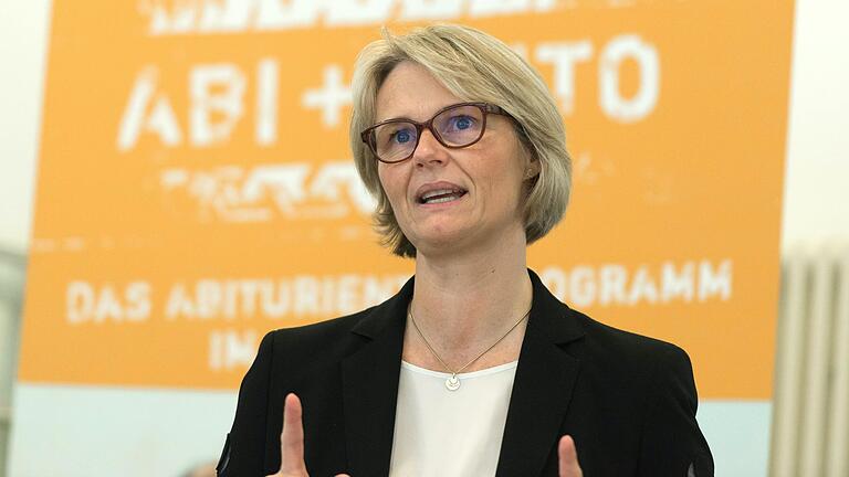 'Ich bin da nicht so pessimistisch': Bundesbildungsministerin Anja Karliczek - hier bei ihrem Besuch der Fahrzeugakademie in Schweinfurt - glaubt nicht an eine benachteiligte Corona-Generation unter Auszubildenden.