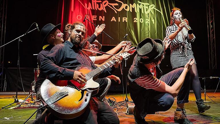 Rocker in Action: Inswingtief und The Instant Voodoo Kit. Rocker in Action: Inswingtief und The Instant Voodoo Kit.