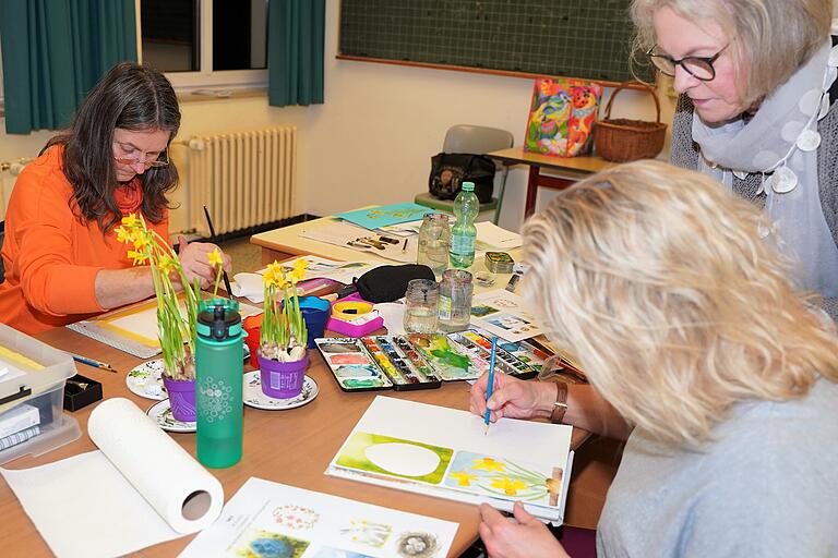 Tipps von der Fachfrau Ingrid B. Mehlert beim österlichen Kreativkurs der VHS in Gerolzhofen. Tipps von der Fachfrau Ingrid B. Mehlert beim österlichen Kreativkurs der VHS in Gerolzhofen.