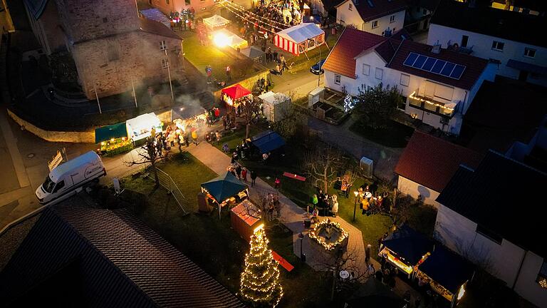 Bei der Burgläurer Dorfplatz-Weihnacht (Archivbild) wurden auch Christbäume verkauft. Bei der Burgläurer Dorfplatz-Weihnacht (Archivbild) wurden auch Christbäume verkauft.