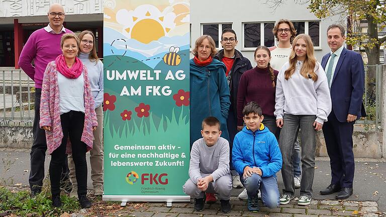 Auf dem Bild (von links): Dr. Matthias Porsch, Bianca Häfner, Nina Heidemann, Schulsozialpädagogin Kerstin Nawrot, Liridon Bihorac, Ahmed Saed, Jannis Renz, Magdalena Diankov, Paul Reichelt, Anna Reichelt und Schulleiter OStD Marco Korn.