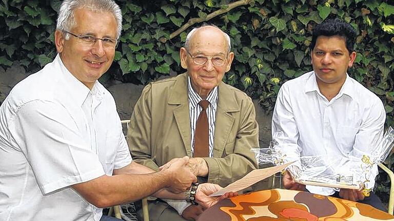 Geburtstagsrunde im Gärtchen: (von links) Bürgermeister Norbert Endres, Heinrich Roßmann und Pater Sylvester. Geburtstagsrunde im Gärtchen: (von links) Bürgermeister Norbert Endres, Heinrich Roßmann und Pater Sylvester.
