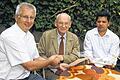 Geburtstagsrunde im Gärtchen: (von links) Bürgermeister Norbert Endres, Heinrich Roßmann und Pater Sylvester.