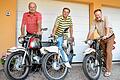 Ausstellung geplant: Sie haben schon mal die Motorräder aus Großvaters Zeiten herausgeholt: Reinhard Fambach (von links), sein Sohn Andreas und Hilmar Müller.