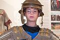 Sehr schwer und sehr unbequem: Der achtjährige Fabio traut sich während einer Ferienpassaktion im Malerwinkelhaus, Panzer und Helm eines römischen Legionärs anzulegen.