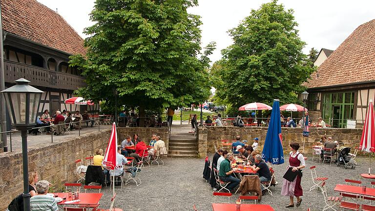 Insgesamt 200 Plätze stehen im Biergarten des Museumsgasthofs 'Zum Schwarzen Adler' in Fladungen zur Verfügung.