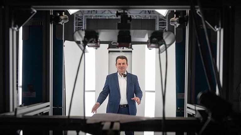 Sommerreise von Bundesarbeitsminister Heil - Einsatz von Künstlicher Intelligenz: Arbeitsminister Heil scannt die neuen Möglichkeiten. Sommerreise von Bundesarbeitsminister Heil - Einsatz von Künstlicher Intelligenz: Arbeitsminister Heil scannt die neuen Möglichkeiten.