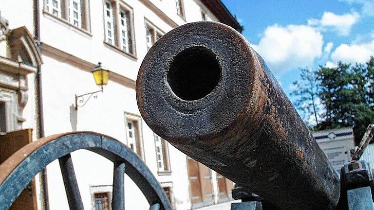 MÜ Heimatspiel - Unter Beschuss lag auch Königshofen im 30-jährigen Krieg. Allerdings war die Munition den Schweden dann wohl doch zu teuer. MÜ Heimatspiel - Unter Beschuss lag auch Königshofen im 30-jährigen Krieg. Allerdings war die Munition den Schweden dann wohl doch zu teuer.