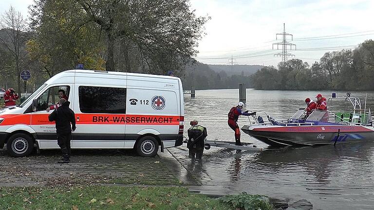 Großübung der Wasserwacht: Das Rettungsboot wird an der Eltmanner Slipstelle zu Wasser gelassen. Großübung der Wasserwacht: Das Rettungsboot wird an der Eltmanner Slipstelle zu Wasser gelassen.
