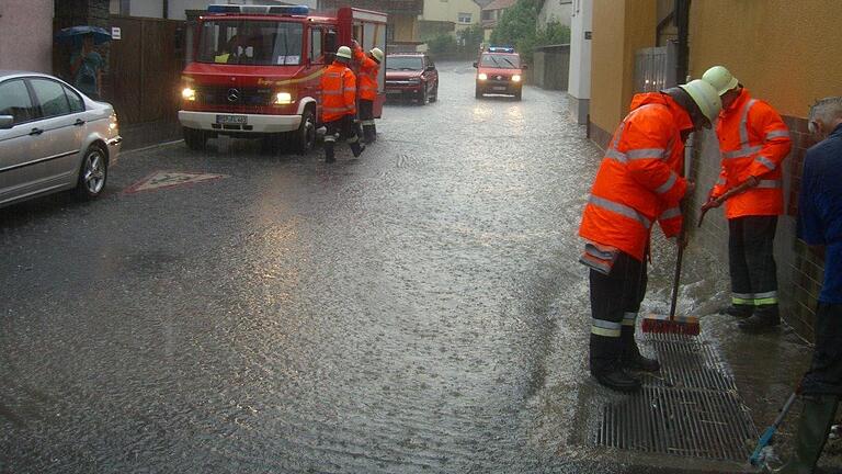 Von einem Unwetter mit starken Regenfällen wurde am Sonntag auch der Karlstadter Stadtteil Laudenbach heimgesucht. Von einem Unwetter mit starken Regenfällen wurde am Sonntag auch der Karlstadter Stadtteil Laudenbach heimgesucht.
