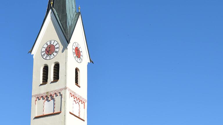 Im schlanken Kirchturm der Gemeinde Hohenthann tat die historische Glocke aus Mönchsondheim von 1953 bis 2019 ihren Dienst.