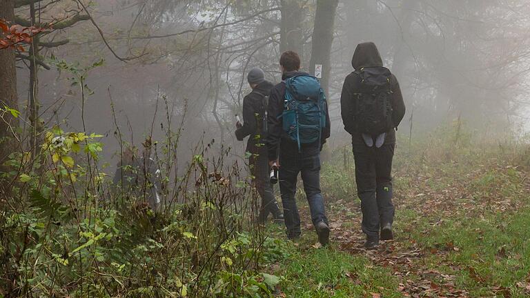 Ein paar Wanderer sind auch bei Nebel auf dem Kuppenweg unterwegs. Ein paar Wanderer sind auch bei Nebel auf dem Kuppenweg unterwegs.