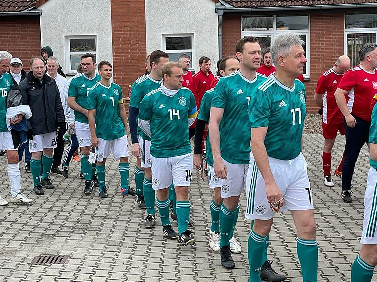 Kitzingens Oberbürgermeister Stefan Güntner (links mit Trainingsjacke) hat ein spannendes und kräftezehrendes Trainingslager im Kreis der deutschen Nationalmannschaft der Bürgermeister erlebt. Kitzingens Oberbürgermeister Stefan Güntner (links mit Trainingsjacke) hat ein spannendes und kräftezehrendes Trainingslager im Kreis der deutschen Nationalmannschaft der Bürgermeister erlebt.