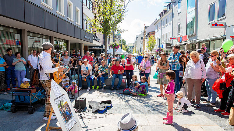 Beim Pflasterklang am Samstag, 29. Juli 2023in diesem Jahr wechselhaftes Wetter, dennoch kamen einige Besucher in die Innenstadt Schweinfurts. Defenders of Earth spielten in der Fußgängerzone.