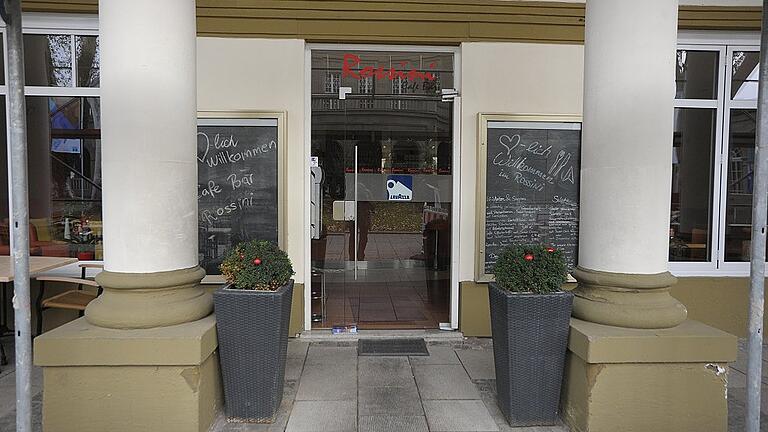 Das Café Rossini gegenüber dem Haupteingang zum Regentenbau.