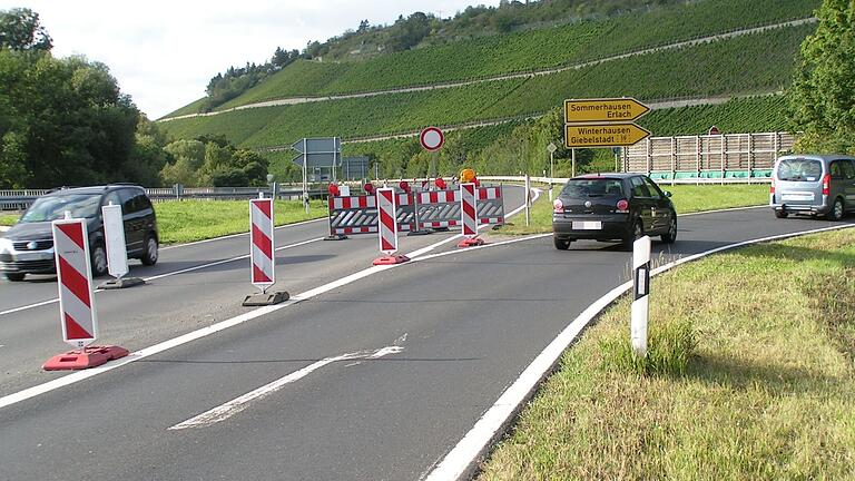 Aus Richtung Ochsenfurt ist Eibelstadt auf direktem Weg derzeit nicht erreichbar. Kraftfahrer müssen in Sommerhausen rechts abbiegen und zu einem langen Rundkurs ansetzen. Aus Richtung Ochsenfurt ist Eibelstadt auf direktem Weg derzeit nicht erreichbar. Kraftfahrer müssen in Sommerhausen rechts abbiegen und zu einem langen Rundkurs ansetzen.