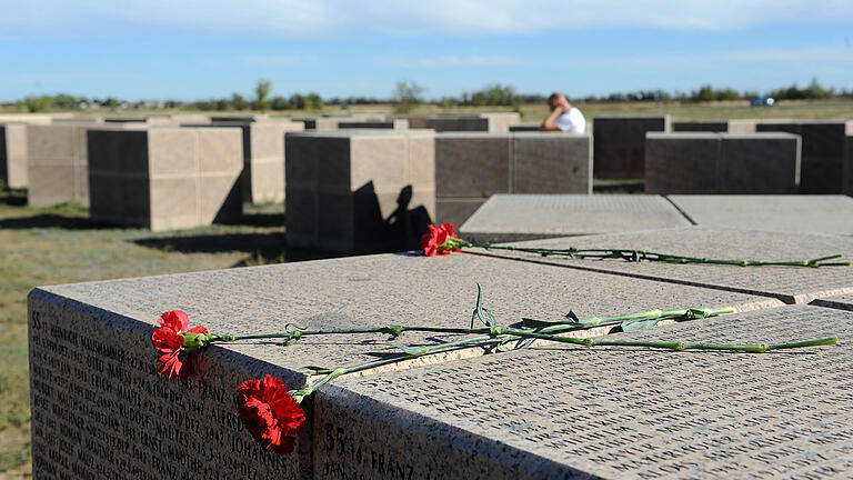 Der Soldatenfriedhof in Rossoschka. Mehr als 61 000 Tote ruhen hier. Der Soldatenfriedhof in Rossoschka. Mehr als 61 000 Tote ruhen hier. 