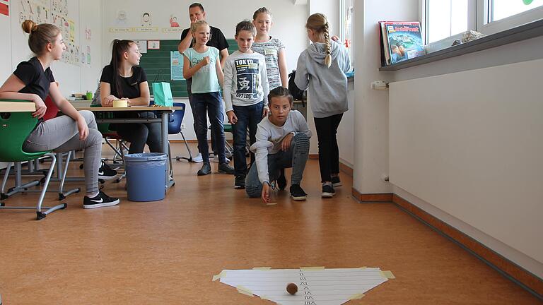 Spielerisch zeigten die Gymnasiasten den Grundschülerinen das lateinische Zahlensystem. Spielerisch zeigten die Gymnasiasten den Grundschülerinen das lateinische Zahlensystem.