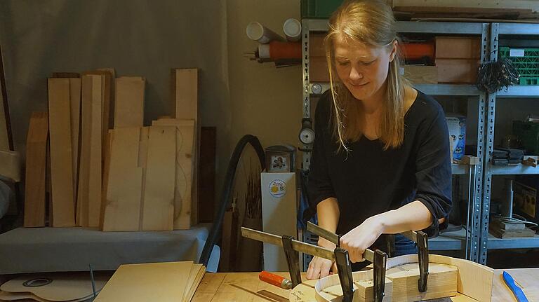 Aus der ganzen Welt erhält Gitarrenbauerin Annette Stephany Aufträge. Aus der ganzen Welt erhält Gitarrenbauerin Annette Stephany Aufträge.