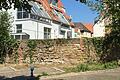 Ein letzter Blick auf die noch geschlossene innere Stadtmauer in der Grabenstraße. An den Farbmarkierungen ist die Mauer bereits durchgeschnitten. Zwischen beiden Markierungen entsteht die Zufahrt zur Tiefgarage unter dem 'Wilden Mann'.