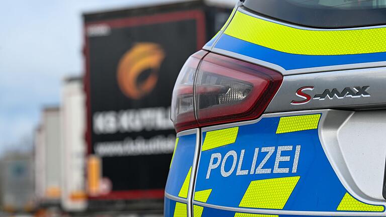 Sachsen-Anhalts Polizei kontrolliert Lastwagen und Busse       -  Bei Temperaturen um den Gefrierpunkt durfte sich der 54-Jährige zum Aufwärmen in den Streifenwagen setzen und bekam eine Decke. (Symbolbild)