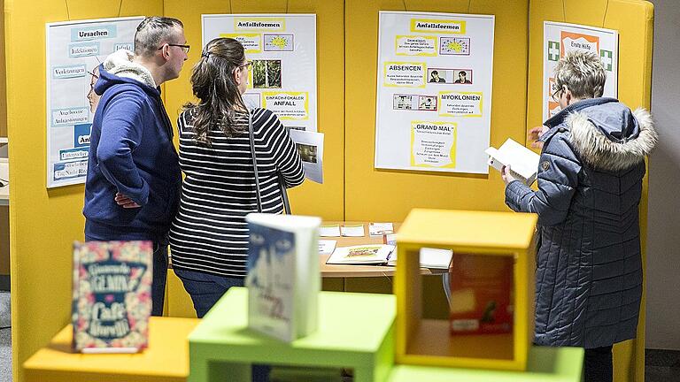 Allgemeines zur Krankheit Epilepsie erfahren Besucher der Ausstellung &bdquo;Leben mit Epilepsie &ndash; Perspektiven einer Erkrankung&ldquo; im BIZ in Haßfurt anhand mehrerer Schautafeln.